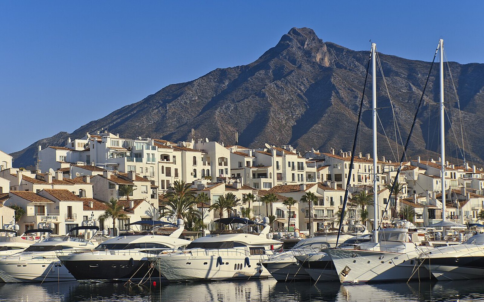 Yachten im Hafen von Puerto Banús in Marbella vor dem Bergmassiv La Concha unter blauem Himmel