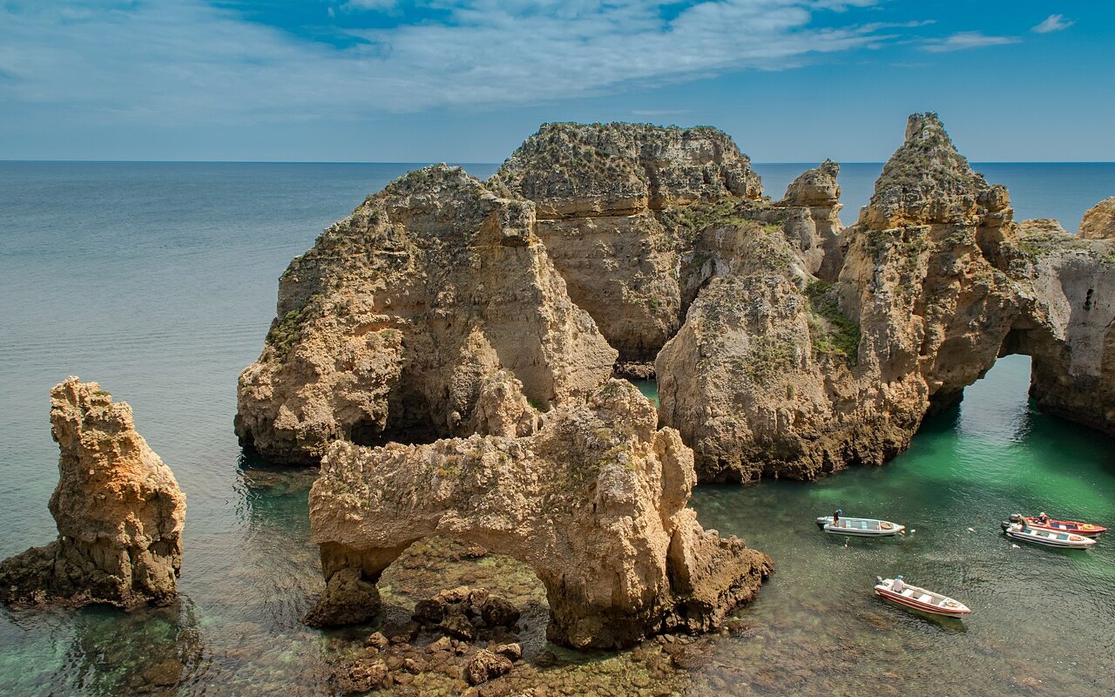 Goldene Felsen und türkisfarbenes Wasser an der Ponta da Piedade bei Lagos an der Algarve